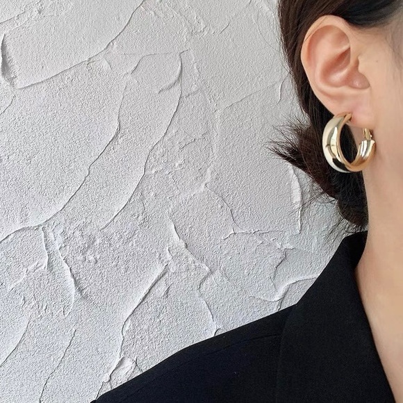 Circular Gold Hoop Earrings - Picture 2 of 8